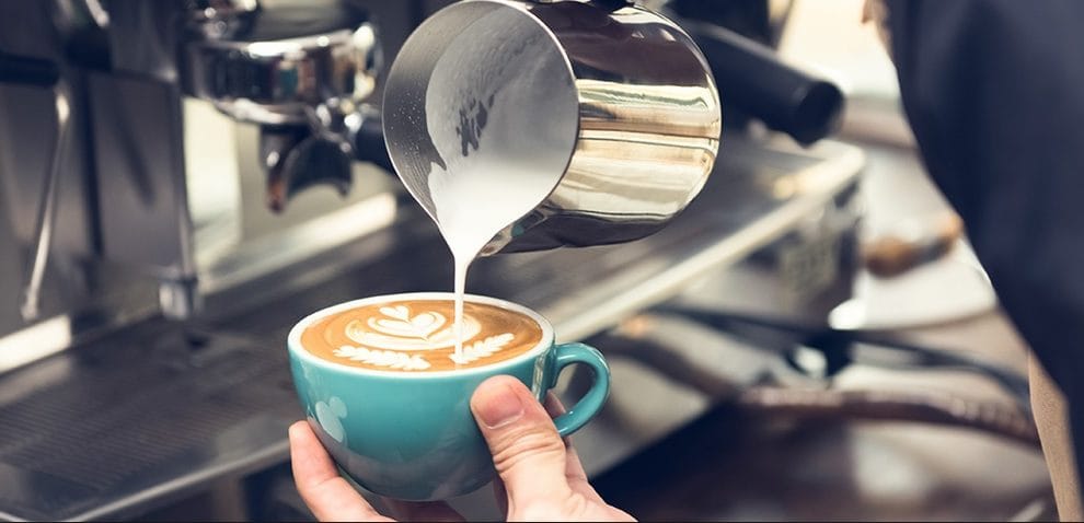barista-creating-coffee-art-990x478 استخدام در کافی شاپ اصفهان