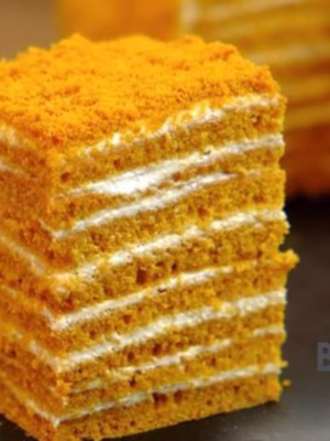 مرحله نهایی طرز تهیه کیک مدوویک روسی عسلی