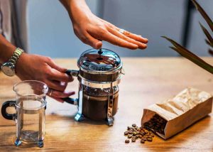 درست کردن قهوه فرانسه با فرنچ پرس
